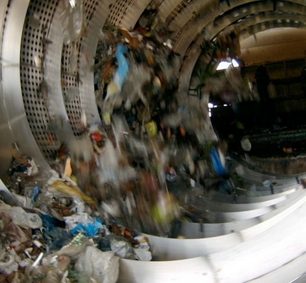 Instalação de reciclagem de resíduos com sistema de limpeza de bolas de borracha